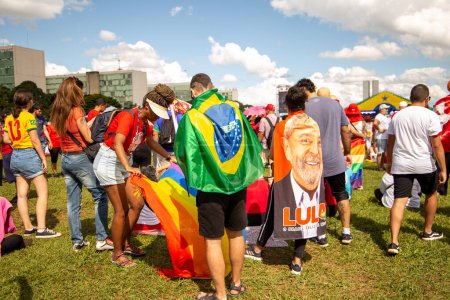 Foto de BRASILIA BRAZIL, JANUARY 01, 2023, Voters of third-time elected president Luiz Incio Lula da Silva gather in Brasilia to attend the inauguration - Imagen libre de derechos
