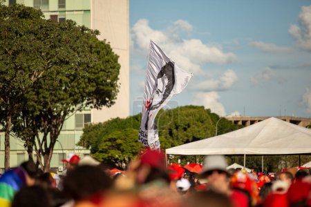 Téléchargez les photos : BRASILIA BRAZIL, JANUARY 01, 2023, Voters of third-time elected president Luiz Incio Lula da Silva gather in Brasilia to attend the inauguration - en image libre de droit