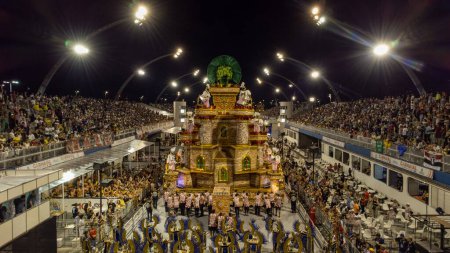 Foto de SO PAULO, 18 DE FEBRERO DE 2023 Siete escuelas abren el desfile del Grupo Especial de Carnaval 2023 en Sao Paulo. - Imagen libre de derechos