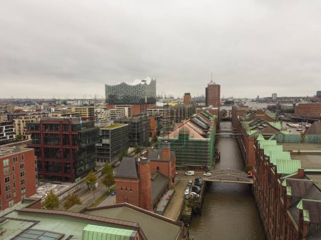 Téléchargez les photos : The Warehouse district Speicherstadt au printemps à Hambourg, Allemagne. Entrepôts dans le quartier Hafencity à Hambourg. Photo de haute qualité - en image libre de droit