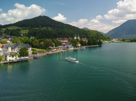 Maravillosas vistas al lago Como desde el famoso pueblo costero de Moltrasio. Velero en el Lago de Como. Foto de alta calidad