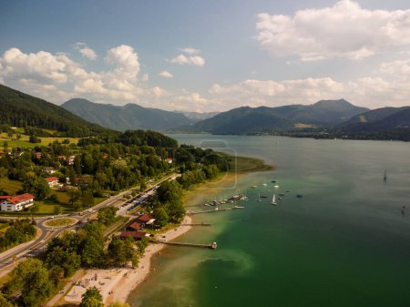 Foto aérea Lago Orta, la orilla del lago desde arriba.La belleza de Italia desde arriba. Italia, Piamonte. vista aérea de Orta San Giulio. Paisaje de Italia. .. Foto de alta calidad