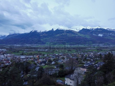 La vista desde arriba Interlaken, Suiza. Mirando hacia adelante los Alpes Suizos y esta hermosa ciudad tallada a través de los picos de montaña nevados. Foto de alta calidad