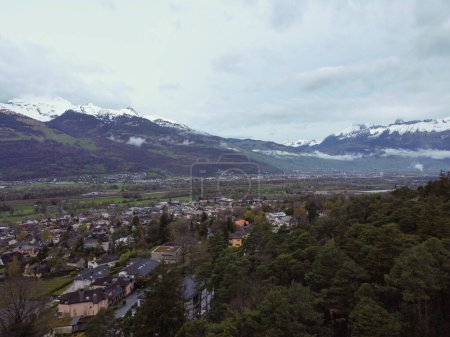 La vue d'en haut Interlaken, Suisse. En regardant vers l'avenir, les Alpes suisses et cette belle ville sculptée à travers les sommets enneigés des montagnes. Photo de haute qualité