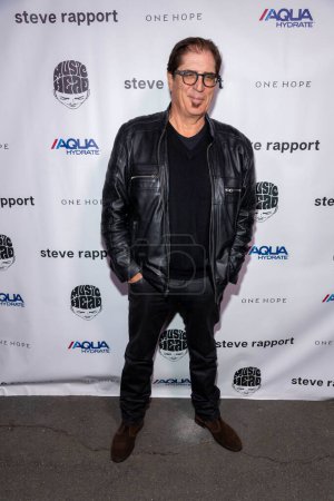 Téléchargez les photos : Jimmy 'Z' Zavala assiste à une réception VIP à la Musichead Gallery, Hollywood, Californie, le 4 novembre 2022 - en image libre de droit