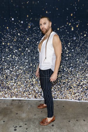 Foto de El modelo Jonathan Fairchild asiste a A STEP BACK in TIME Fashion Extravaganza en Club Bahia, Los Angeles, CA 23 de julio de 2023 - Imagen libre de derechos