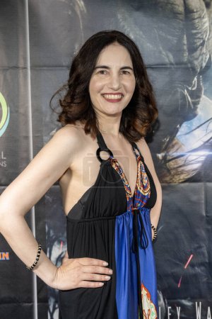 Téléchargez les photos : L'actrice Vida Ghaffari assiste à la première du film de Los Angeles BENEATH US ALL au Laemmles Town Center 5, Los Angeles, CA 14 septembre 2023 - en image libre de droit