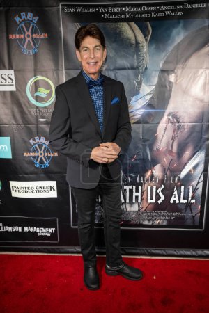 Foto de La personalidad de TV BJ Korros asiste a Los Angeles Film Premiere BENEATH US ALL en Laemmles Town Center 5, Los Angeles, CA 14 de septiembre de 2023 - Imagen libre de derechos