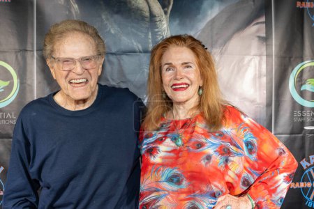 Téléchargez les photos : L'actrice Hank Garrett avec son épouse Deanna Marie Smith assiste à la première du film de Los Angeles BENEATH US ALL au Laemmles Town Center 5, Los Angeles, CA 14 septembre 2023 - en image libre de droit