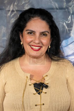 Téléchargez les photos : Samira Kazemeni, productrice de télévision, assiste à la première cinématographique de Los Angeles BENEATH US ALL au Laemmles Town Center 5, Los Angeles, CA 14 septembre 2023 - en image libre de droit
