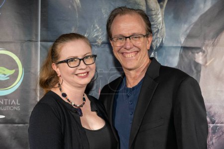 Téléchargez les photos : L'acteur Sean Whalen avec sa femme assiste à la première du film de Los Angeles BENEATH US ALL au Laemmles Town Center 5, Los Angeles, CA 14 septembre 2023 - en image libre de droit