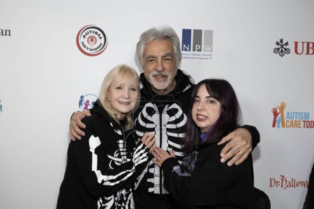 Téléchargez les photos : L'acteur Joe Mantegna avec sa femme Arlene et sa fille Mia assiste au 2e gala annuel All Ghouls Fundraising for Autism Care Today au Woodland Hills Country Club, Los Angeles, CA 28 octobre 2023 - en image libre de droit