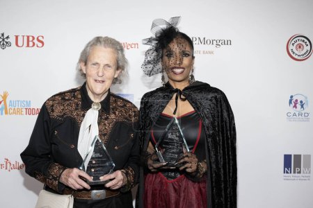 Téléchargez les photos : Dr Temple Grandin, Author advocate Areva Martin assiste au 2e gala annuel All Ghouls Fundraising for Autism Care Today au Woodland Hills Country Club, Los Angeles, CA 28 octobre 2023 - en image libre de droit