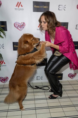 Foto de La actriz Courtney Moore con su perro actor Henry asiste a Max Events Presenta Modelos de Comedia en SIXTY Beverly Hills, Los Angeles, CA Noviembre 17, 2023 - Imagen libre de derechos