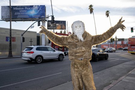 Téléchargez les photos : Bigfoot alias DJ Staunch assiste au Billboard Unveiling Party on Sunset pour le film d'Oscar Ballot "Mission Peace" au Aroma Sunset Bar and Grill, Los Angeles, CA 1 décembre 2023 - en image libre de droit