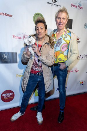 Foto de Pol y Patrick (Gown and out Beverly Hills) asisten a Prom Expo Unlimited Fundraising Mixer en Private Residence, Los Ángeles, 2 de diciembre de 2023 - Imagen libre de derechos