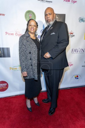 Foto de Shirley y James Banks (J.S.B.) Properties) asisten a Prom Expo Unlimited Fundraising Mixer en Private Residence, Los Ángeles, 2 de diciembre de 2023 - Imagen libre de derechos