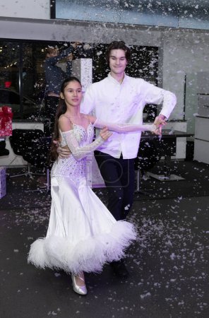 Foto de Los bailarines Maya e Ivan Sinelnikov actúan en Toys Charity Night y en la fiesta de cumpleaños de Nikol Strong en Porsche Downtown, Los Ángeles, CA 17 de diciembre de 2023 - Imagen libre de derechos