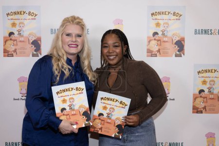 Foto de Autor Rachele Sweetser, Actriz Jessica Mikyla attend Author Rachele Sweetser 's "Monkey-Boy - The Adventures of a Boy with ADHD" book signing at Barnes and Noble at the Grove, Los Angeles, CA, January 15th, 2024 - Imagen libre de derechos