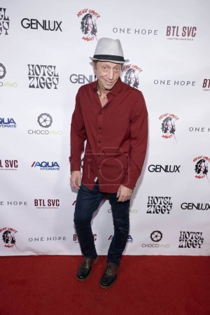 Foto de El comediante Marc Gordon asiste al programa de comedia de Christine Peake para "Breast Cancer Bandit" en el Hotel Ziggy, Los Ángeles, CA, 5 de febrero de 2024 - Imagen libre de derechos