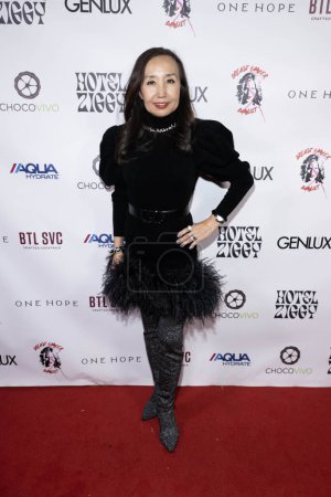 Foto de Suzie Kim, CEO de LuxSecondSnob, asiste al programa de comedia de Christine Peake para "Breast Cancer Bandit" en el Hotel Ziggy, Los Ángeles, CA, 5 de febrero de 2024 - Imagen libre de derechos