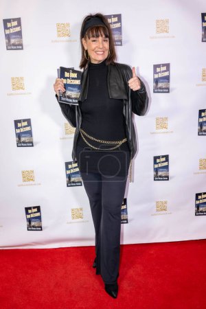 Foto de Brenda Cooper, la estilista de moda ganadora del premio Emmy, asiste a Book Soup Presents Scott Michael Nathan 's Signing of "The Big Book of Bad Decisions" en Book Soup, Los Angeles, CA, 22 de febrero de 2024 - Imagen libre de derechos