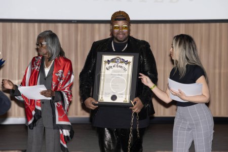 Foto de La estilista de celebridades de moda Winnie Stackz recibe un premio en 2024 Prom Expo Unlimited y desfile de moda en Earvin Magic Johnson Park & Community Event Center, Los Ángeles, CA, 9 de marzo de 2024 - Imagen libre de derechos