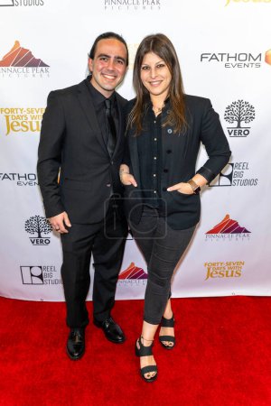 Foto de Los compositores Tanios Helou y Emily Palame asisten al estreno en Los Ángeles de la película "Cuarenta y siete días con Jesús" en AMC Burbank 16, Los Ángeles, CA, 11 de marzo de 2024 - Imagen libre de derechos