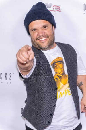 Téléchargez les photos : Le comédien Pancho Moler assiste au "Cheeky Peakey's Comedy Show" de Christine Peake à l'Hôtel Ziggy, Los Angeles, CA, 1er avril 2024 - en image libre de droit