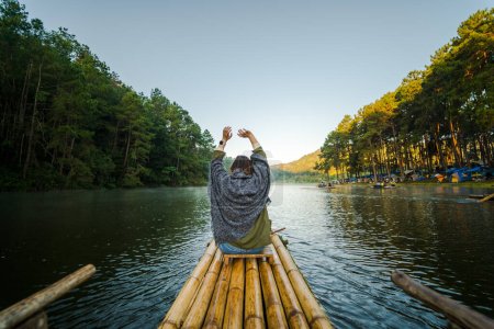 Foto de Solo asiático mujer viaje por tailandés local bambú barco en tropical bosque y lago en otoño temporada - Imagen libre de derechos