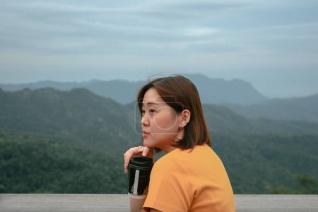 solo asiatique femme hipster voyageur boire café à montagne vue de plein air bar de coffeeshop