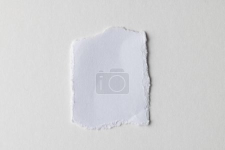 Foto de Trozo de papel blanco rasgado con espacio para copiar sobre fondo blanco. Textura de papel abstracto fondo y concepto de comunicación. - Imagen libre de derechos