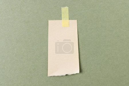 Téléchargez les photos : Découpé morceau de papier blanc avec de l'espace de copie sur fond de carton. Texture abstraite du papier fond et concept de communication. - en image libre de droit