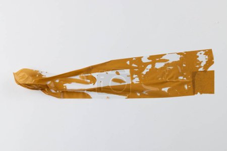 Foto de Trozos rotos de cinta naranja con espacio para copiar sobre fondo blanco. Textura de papel abstracto fondo y concepto de comunicación. - Imagen libre de derechos