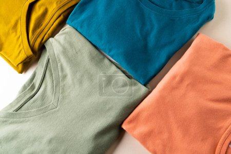 Foto de Primer plano de camisetas de colores y espacio de copia sobre fondo blanco. Ropa, moda y concepto de retail. - Imagen libre de derechos