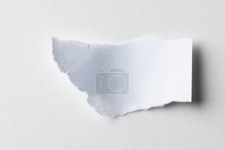 Foto de Trozo de papel blanco rasgado con espacio para copiar sobre fondo blanco. Textura de papel abstracto fondo y concepto de comunicación. - Imagen libre de derechos