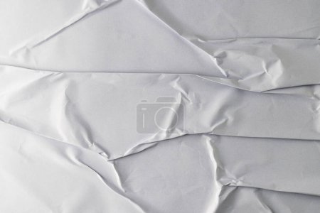 Téléchargez les photos : Pièces ondulées de papier blanc sur fond blanc. Texture abstraite du papier fond et concept de communication. - en image libre de droit
