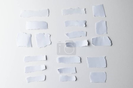 Zerrissene Stücke weißen Papiers mit Kopierraum auf weißem Hintergrund. Abstraktes Papier Textur Hintergrund und Kommunikationskonzept.