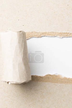 Téléchargez les photos : Découpé morceau de papier beige avec de l'espace de copie sur fond blanc. Texture abstraite du papier fond et concept de communication. - en image libre de droit