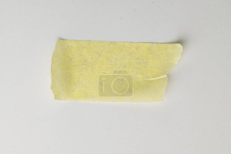 Téléchargez les photos : Ruban de masquage jaune avec espace de copie sur fond blanc. Texture abstraite du papier fond et concept de communication. - en image libre de droit