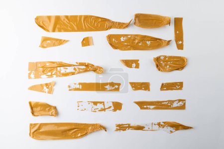 Foto de Trozos rotos de cinta naranja con espacio para copiar sobre fondo blanco. Textura de papel abstracto fondo y concepto de comunicación. - Imagen libre de derechos