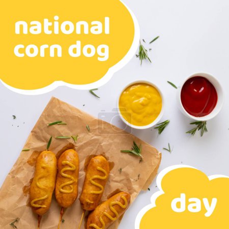 Foto de Composición del texto nacional del día del perro de maíz sobre los perros de maíz, el ketchup y el fondo de mostaza. Día nacional del perro de maíz y concepto de comida rápida. - Imagen libre de derechos