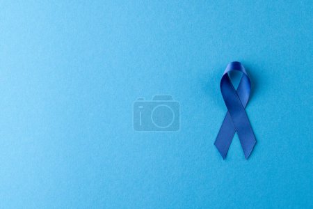 Téléchargez les photos : Composition du ruban bleu pour la sensibilisation au cancer de la prostate, sur fond bleu avec espace de copie. Concept de médecine, de santé et de sensibilisation à la santé. - en image libre de droit