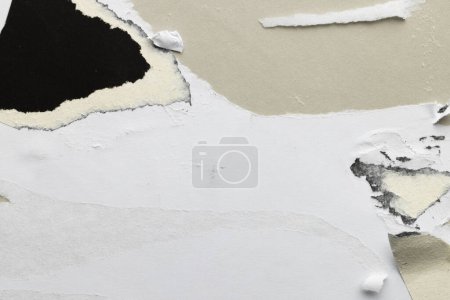 Foto de Trozos rotos de papel blanco y negro con espacio para copiar sobre fondo gris. Textura de papel abstracto fondo y concepto de comunicación. - Imagen libre de derechos