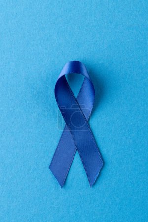 Téléchargez les photos : Ruban vertical bleu pour la sensibilisation au cancer de la prostate, sur fond bleu avec espace de copie. Concept de médecine, de santé et de sensibilisation à la santé. - en image libre de droit