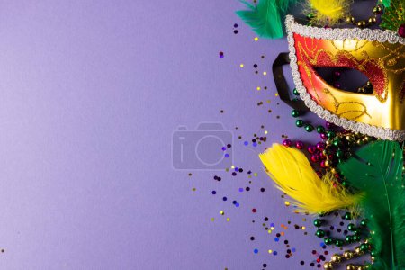 Foto de Composición de coloridos granos de mardi gras, confeti y máscara de carnaval, con espacio para copiar. Fiesta, celebración y concepto de carnaval. - Imagen libre de derechos