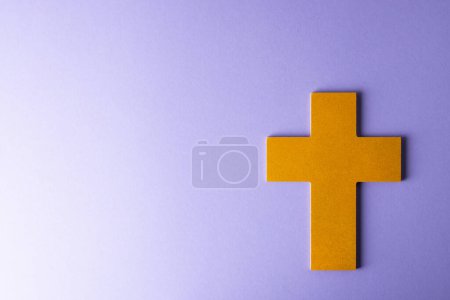 Foto de Composición de la cruz del miércoles de ceniza cristiana sobre fondo púrpura con espacio de copia. Concepto de fe, cristianismo, celebración y tradición. - Imagen libre de derechos