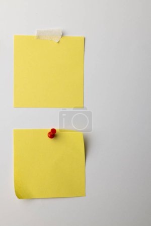 Téléchargez les photos : Notes collantes jaunes et espace de copie sur fond blanc. Texture abstraite du papier fond et concept de communication. - en image libre de droit