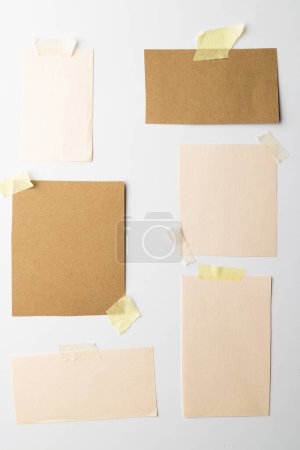 Foto de Notas amarillas pegajosas y espacio de copia sobre fondo blanco. Textura de papel abstracto fondo y concepto de comunicación. - Imagen libre de derechos