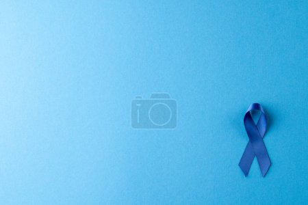 Téléchargez les photos : Composition du ruban bleu pour la sensibilisation au cancer de la prostate, sur fond bleu avec espace de copie. Concept de médecine, de santé et de sensibilisation à la santé. - en image libre de droit